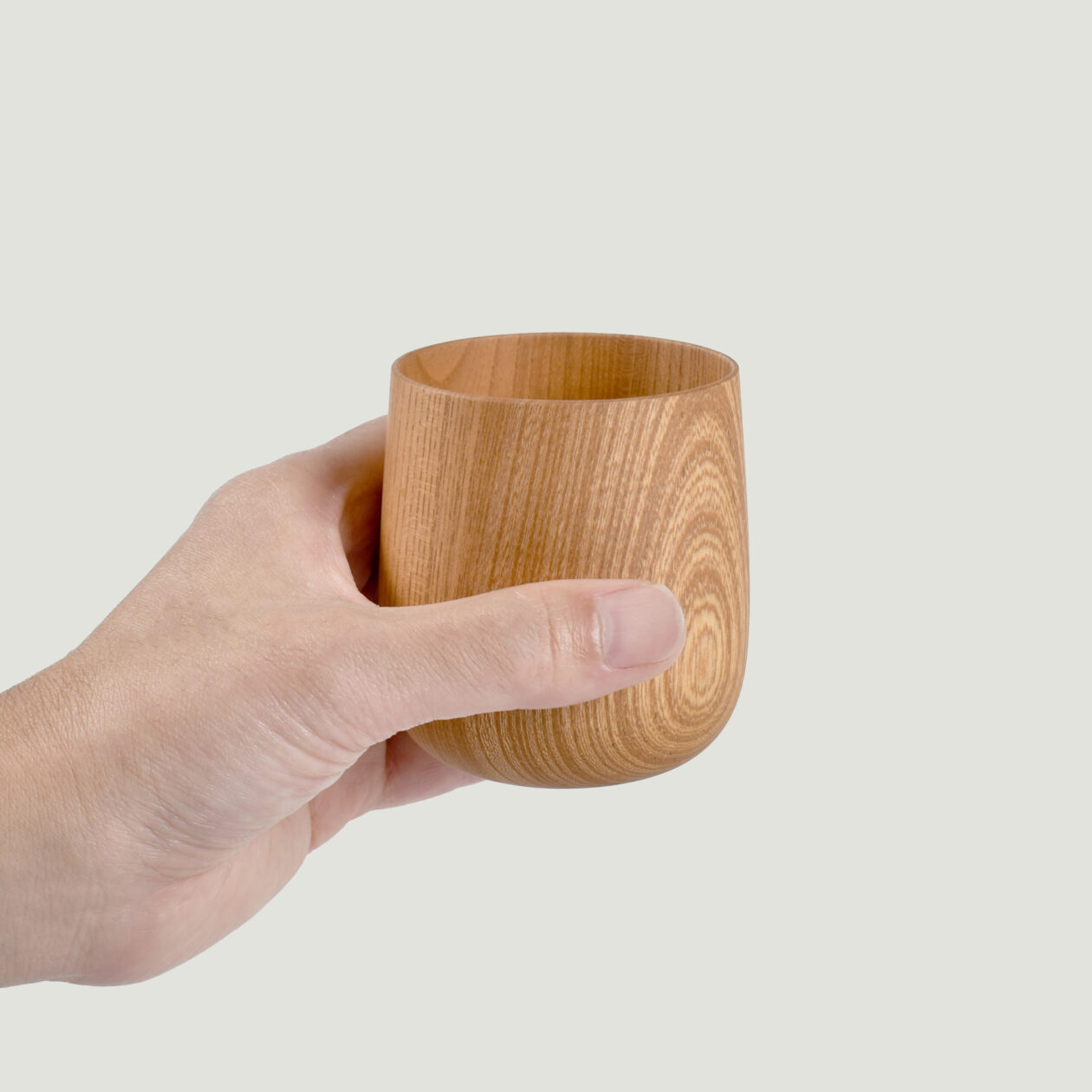YUKI wood hold a cup