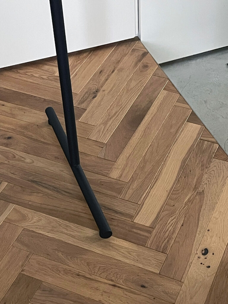 美和 小織 (Saori Miwa) Story - hanger rack leg