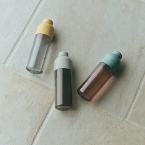 WATER BOTTLE 3colors (mustard × gray, gray × darkmoss, green × coral) on the floor