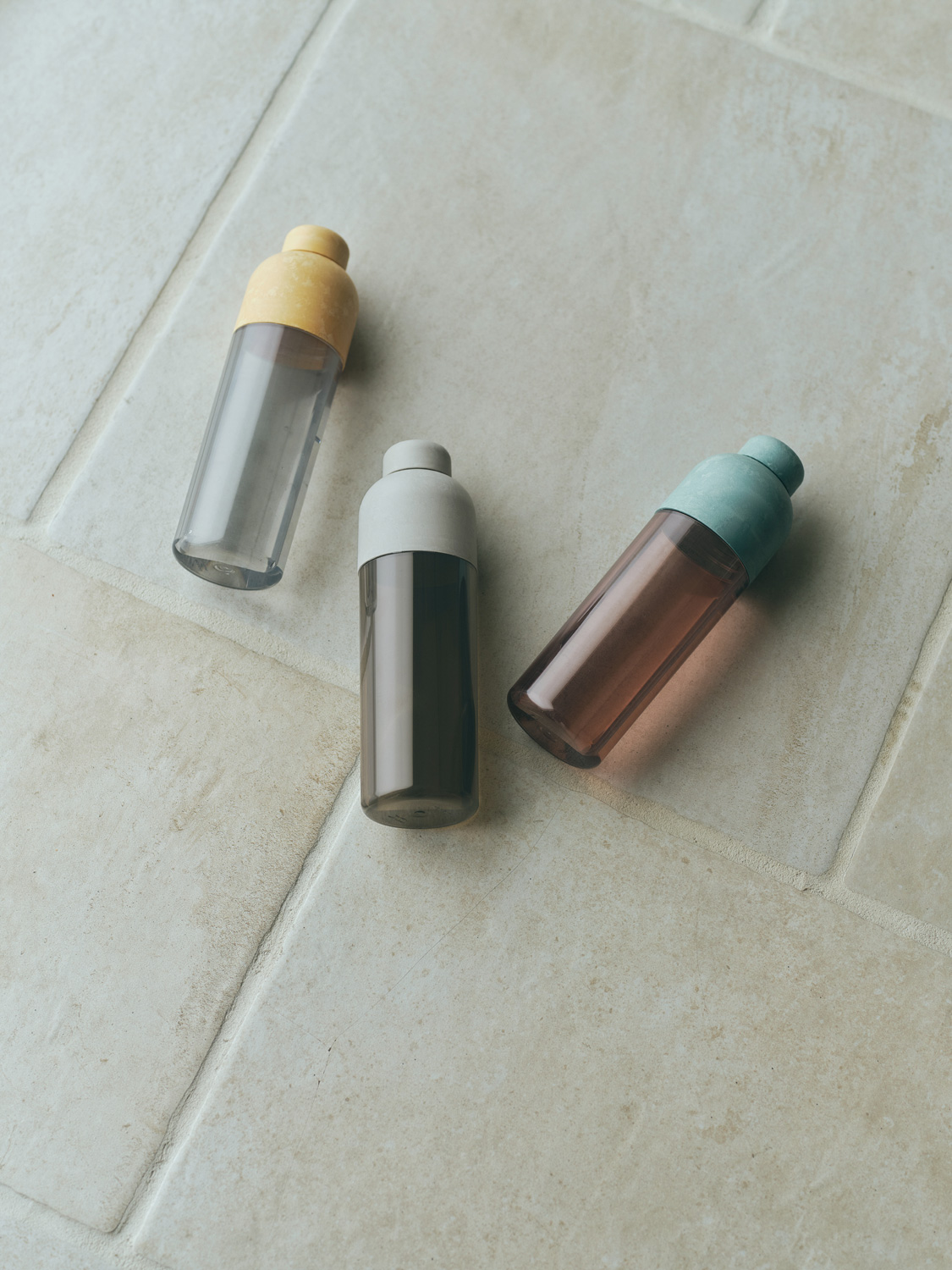 lifestyle WATER BOTTLE 3colors mustard × gray, gray × darkmoss, green × coral on the floor