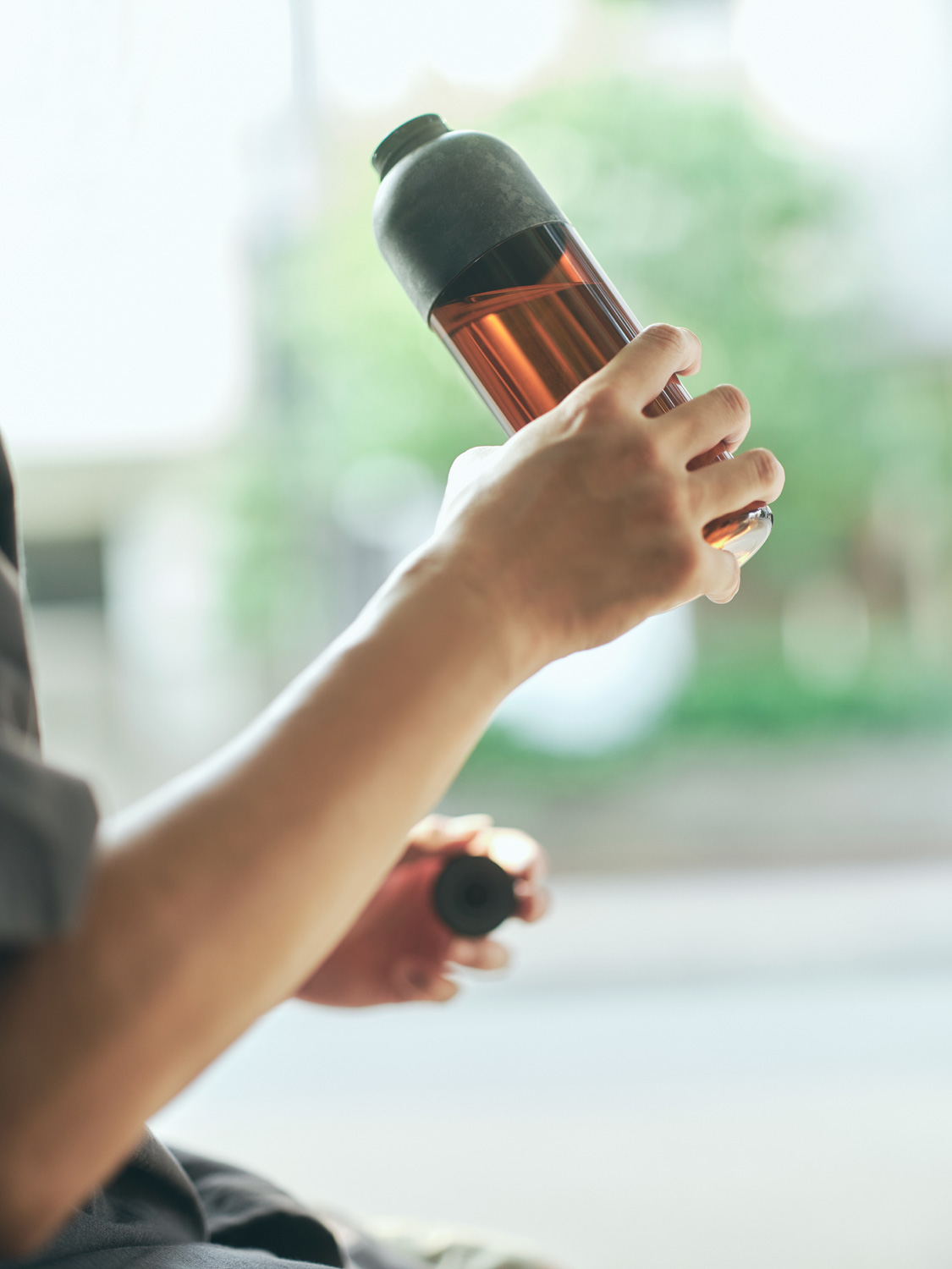 lifestyle WATER BOTTLE black × amber in hand