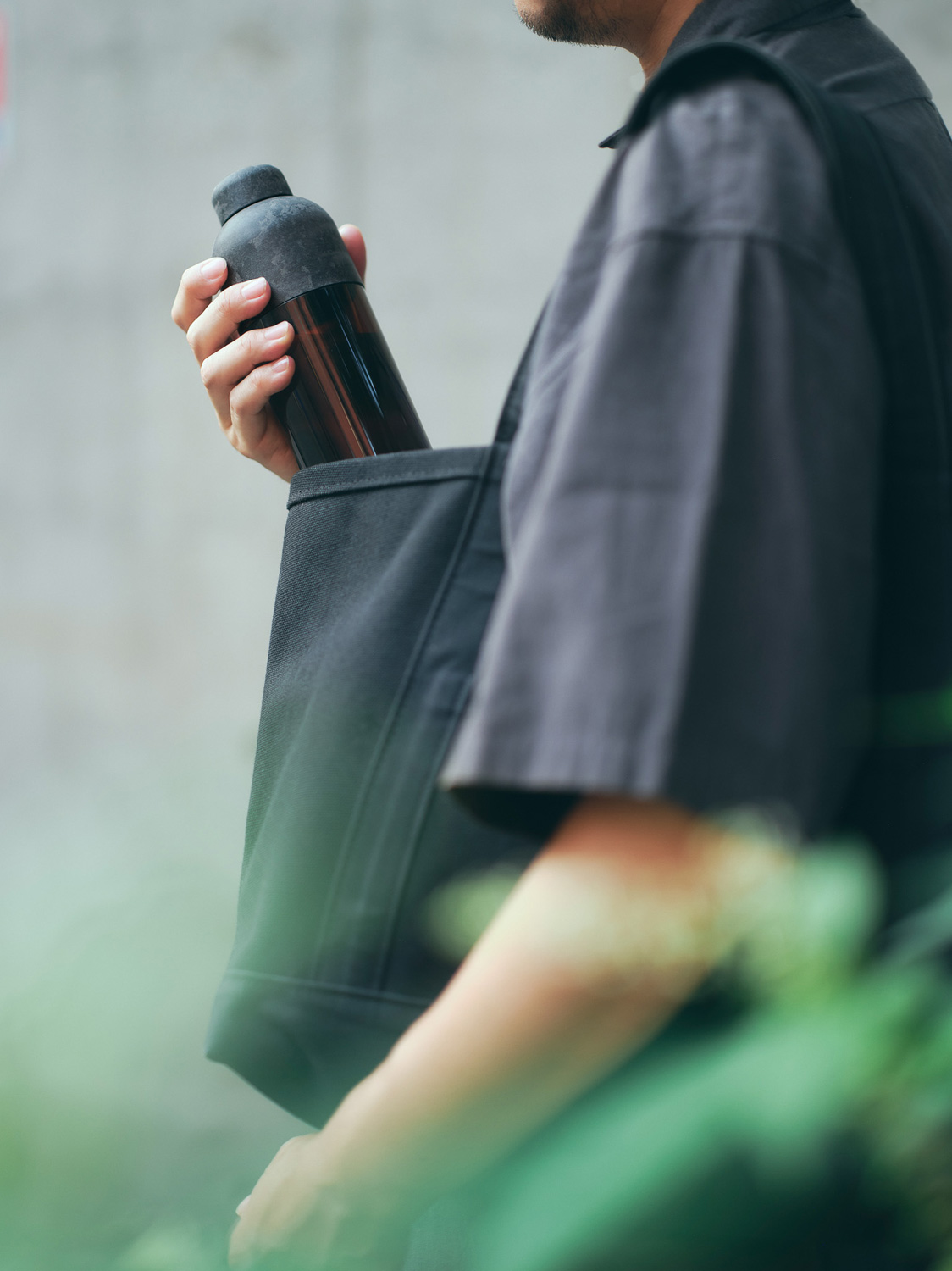 lifestyle WATER BOTTLE black × amber take out of TOTE BAG