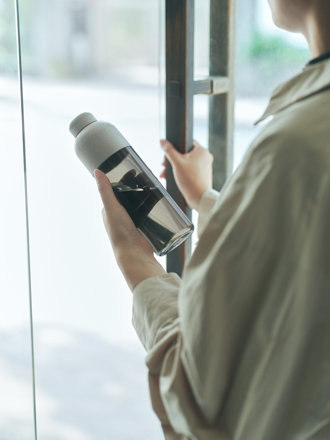 lifestyle WATER BOTTLE gray × darkmoss in hand