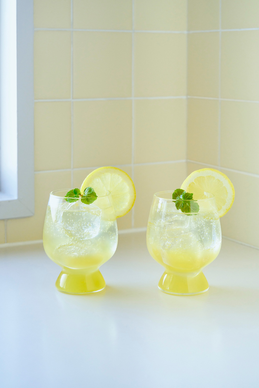 lifestyle GOBLET clear color with lemon soda