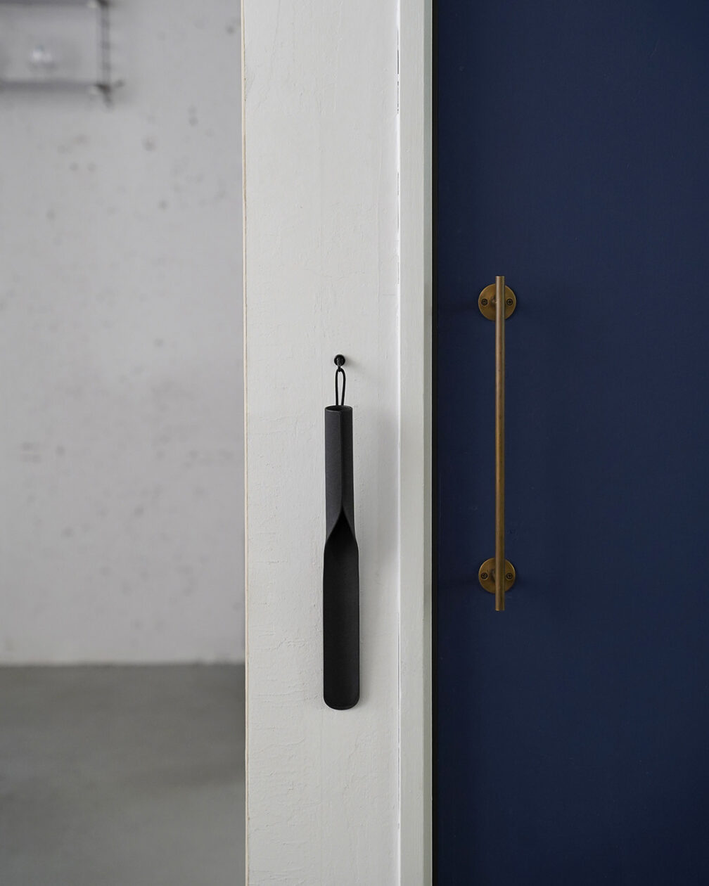 lifestyle SHOEHORN short black hanging on the wall