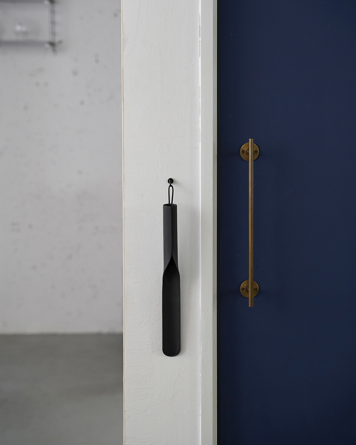 lifestyle SHOEHORN short black hanging on the wall